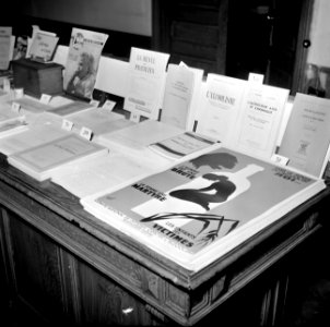 Folders en affiches zijn te koop in het centrum van het Nationaal Comité tegen A, Bestanddeelnr 254-0054