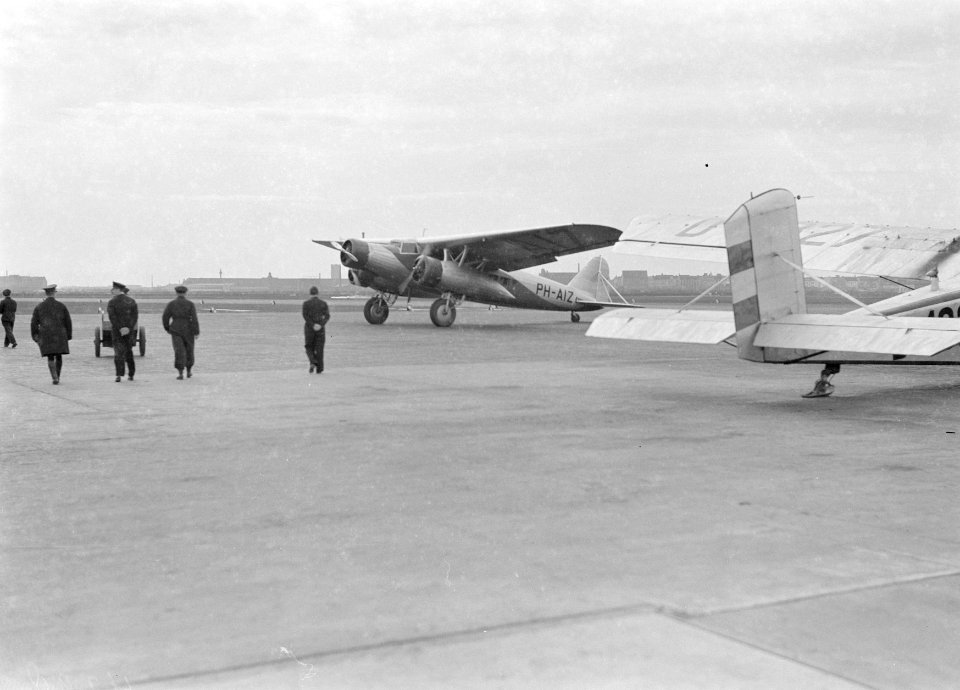 Fokker F.XX PH-AIZ Zilvermeeuw op vliegveld Berlijn - Tempelhof, Bestanddeelnr 189-1374