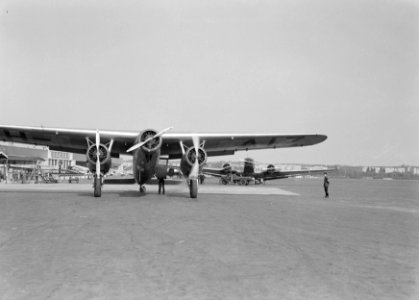 Fokker F.XX PH-AIZ Zilvermeeuw op vliegveld Berlijn - Tempelhof, Bestanddeelnr 189-1373