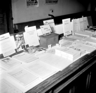 Folders en boeken zijn te koop in het centrum van het Nationaal Comité tegen Alc, Bestanddeelnr 254-0055