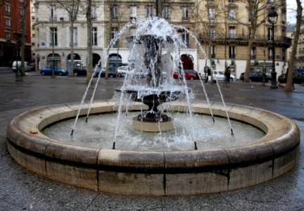 Fontaine place Monge, de jour photo