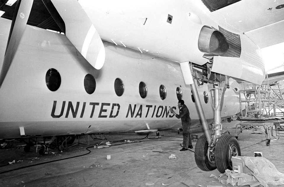 Fokker F27 Friendship. Man bezig met het opschrift United Nations, Bestanddeelnr 920-4002
