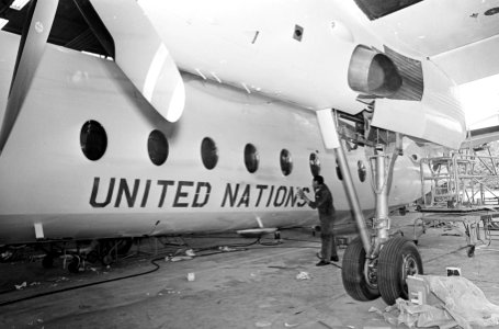 Fokker F27 Friendship. Man bezig met het opschrift United Nations, Bestanddeelnr 920-4002
