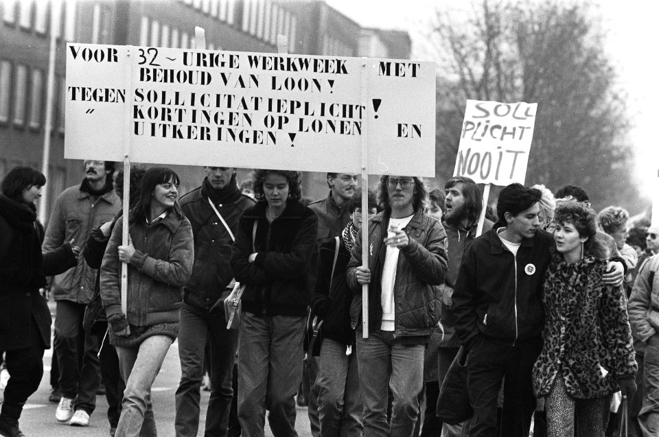 FNV-Jongerenbeweging demonstreert in Den Haag tegen regeringsbeleid, Bestanddeelnr 933-1517