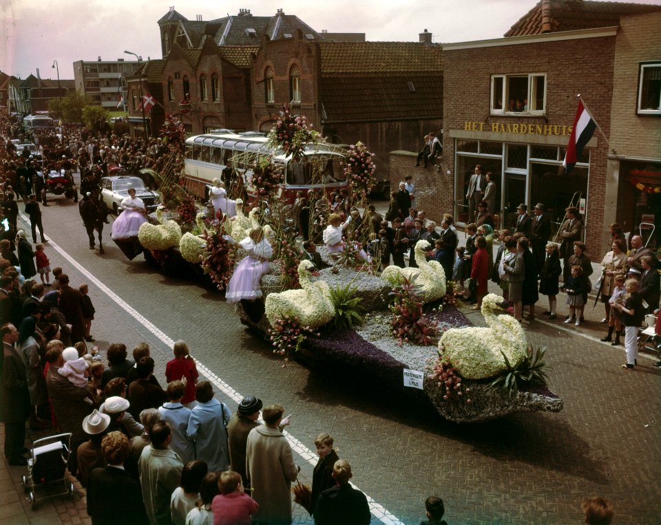 Flower festival in Sassenheim, Bestanddeelnr 254-7659