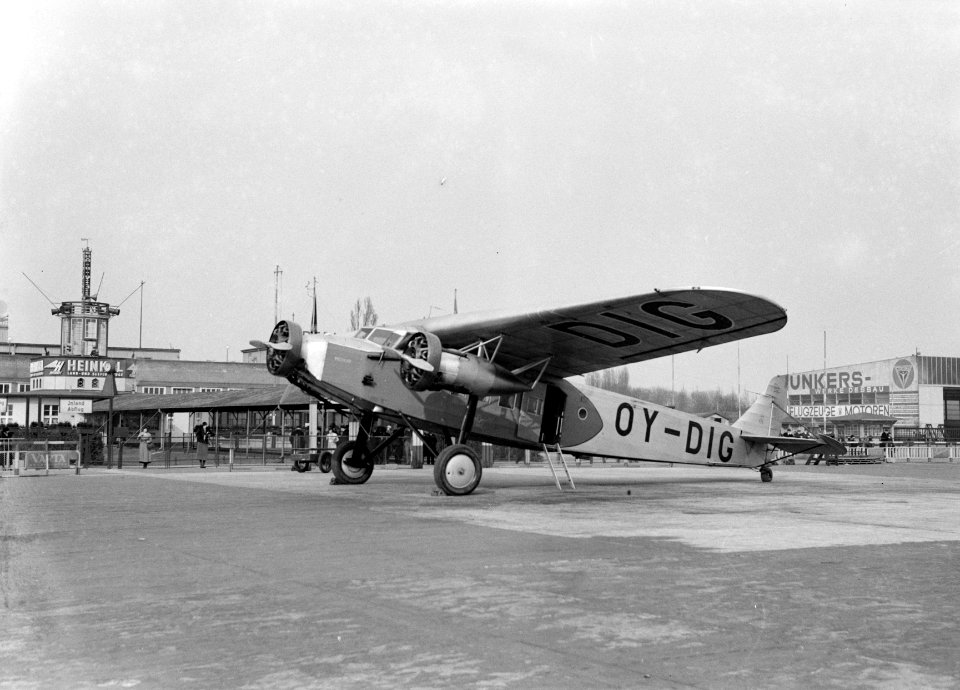 Fokker FXII OY-DIG Merkur op het vliegveld, Bestanddeelnr 189-1379