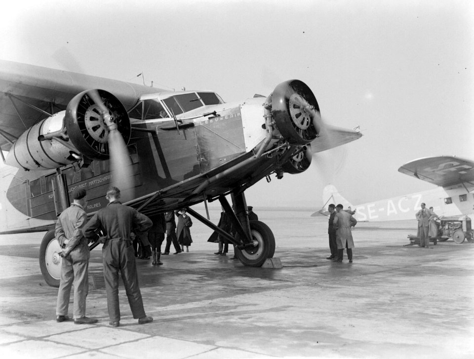 Fokker KLM vliegtuig Leeuwerik op Schiphol, Bestanddeelnr 189-0839
