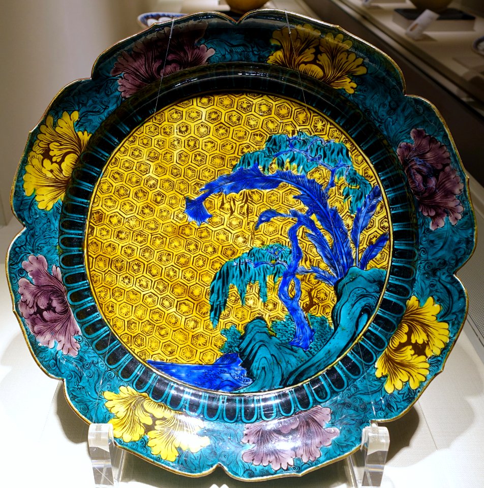 Foliated bowl with banana tree and willow design, Japan, Arita, Edo period, 1650s to 1660s AD, enamelled Imari ware in Ko-Kutani style - Matsuoka Museum of Art - Tokyo, Japan - DSC07328