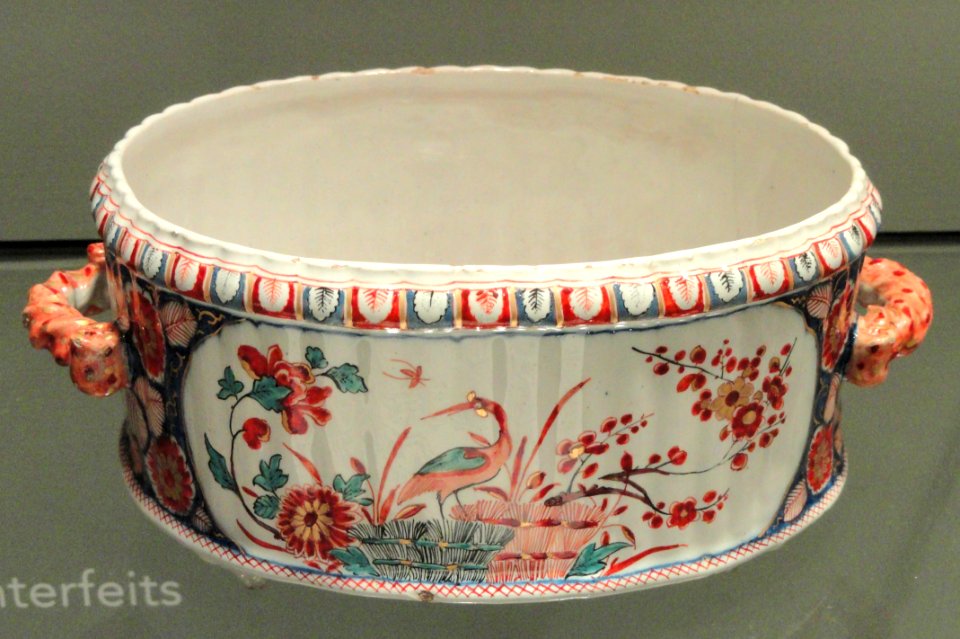Flower Basin, c. 1718-1735, Delft, decorated by Ary Van Rijsselberg, tin-glazed earthenware, enamels - Gardiner Museum, Toronto - DSC00398