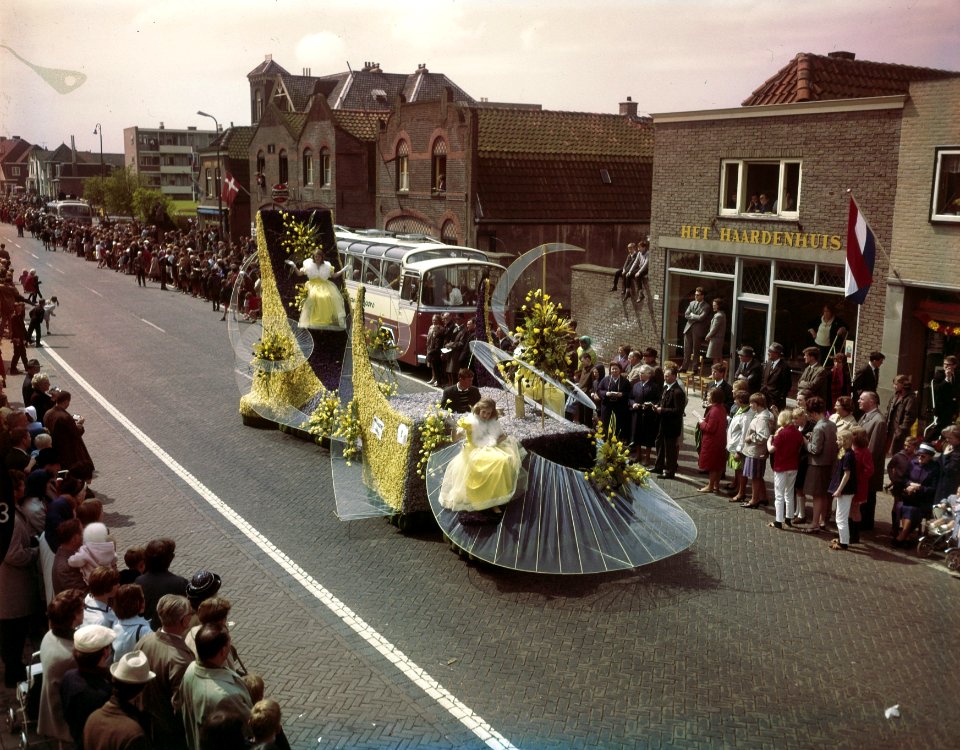 Flower festival in Sassenheim, Bestanddeelnr 254-7663