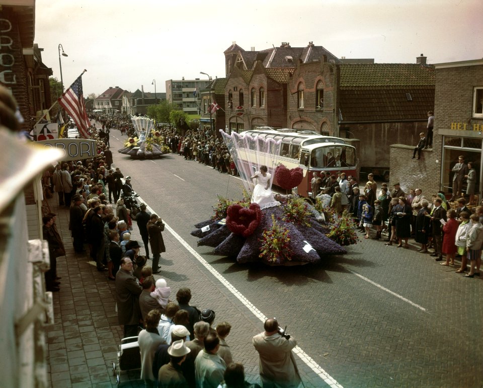 Flower festival in Sassenheim, Bestanddeelnr 254-7660