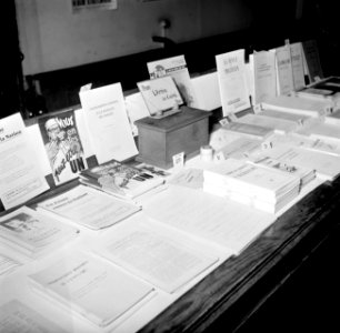 Folders en boeken zijn te koop in het centrum van het Nationaal Comité tegen Alc, Bestanddeelnr 254-0056