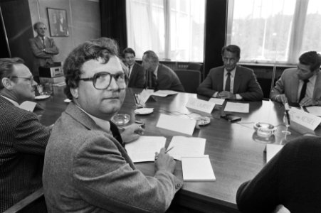 FNV districtsbestuurder Henk Vos overlegt met Ford Nederland-direkteur Laurent …, Bestanddeelnr 931-6455