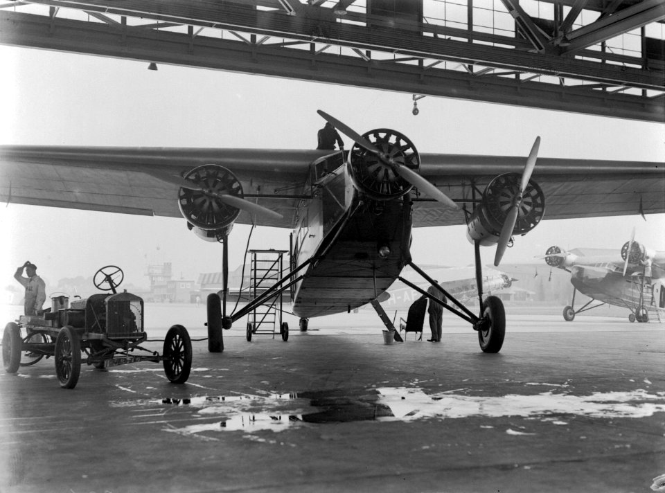 Fokker verkeersvliegtuig van de KLM in een hangar op Schiphol, Bestanddeelnr 189-0842