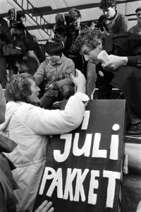 FNV-demonstratie (20.000 mensen) in Den Haag tegen 1 juli-maatregelen een vro, Bestanddeelnr 932-9849