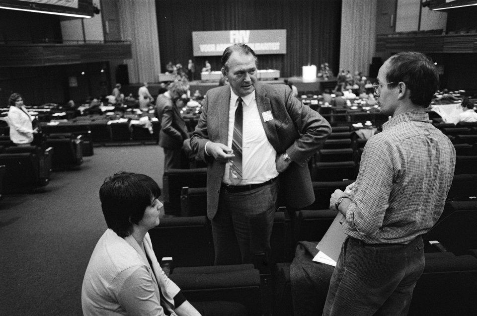 FNV congres in Amsterdam vice-voorzitter Herman Bode tijdens een schorsing, Bestanddeelnr 933-1037