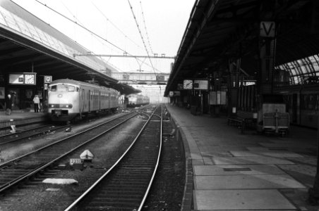 FNV aktiedag tegen looningreep lege perrons ( Centraal Station , Amsterdam), Bestanddeelnr 930-7333