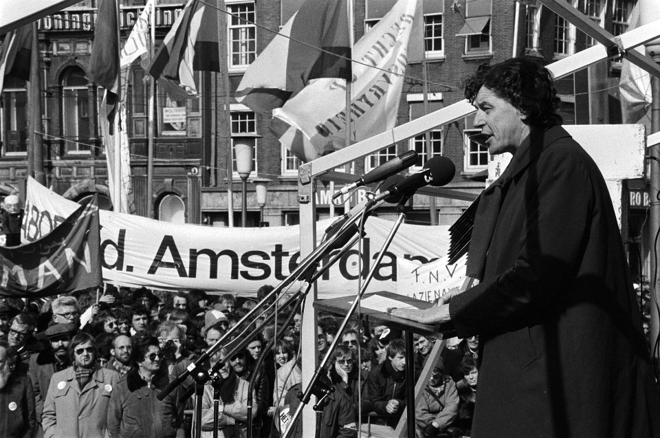 FNV manifestatie op de Dam, Amsterdam FNV voorzitter Wim Kok spreekt de menigte, Bestanddeelnr 930-7341