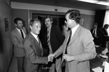 FNV districtsbestuurder Henk Vos (rechts) schudt de hand van Ford Nederland-dire, Bestanddeelnr 931-6456