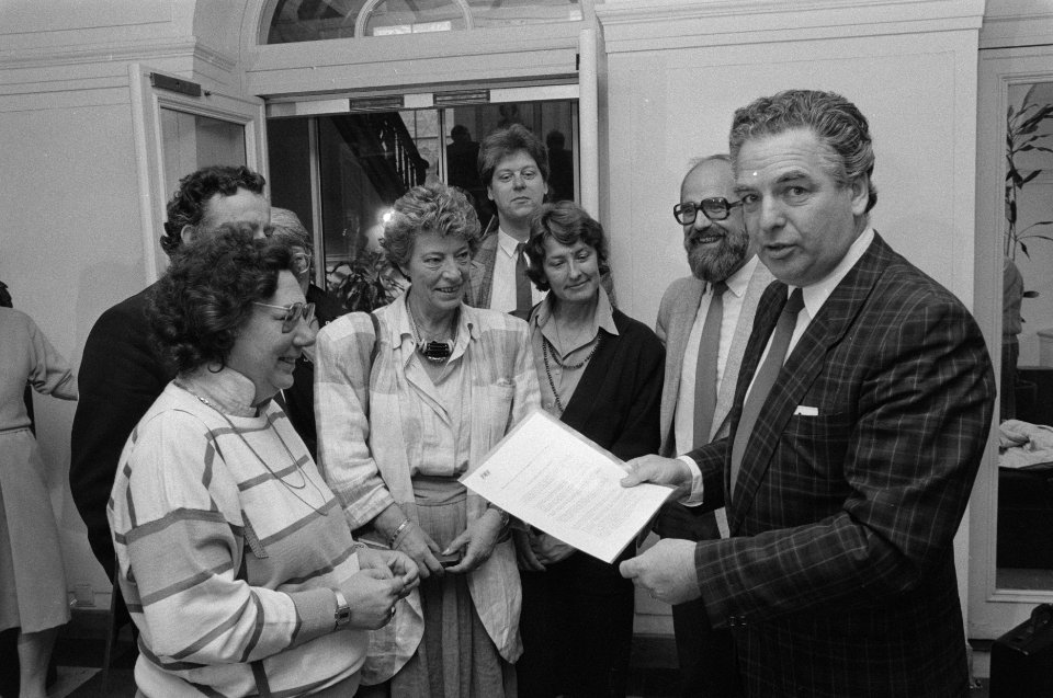 FNV biedt in Den Haag petitie aan aan Kamercie. Volksgezondheid i.v.m. wijziging, Bestanddeelnr 934-0170