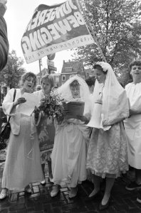 FNV-jongeren doen in Leiden, verkleed als bruiden, Prins Willem Alexander een hu, Bestanddeelnr 934-0870