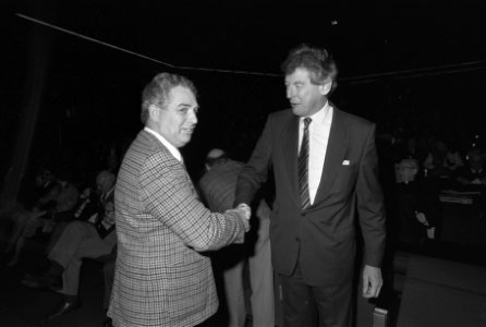 FNV-congres in Amsterdam, 1e dag FNV-voorzitter Pont (l) begroet Wim Kok, Bestanddeelnr 934-1399