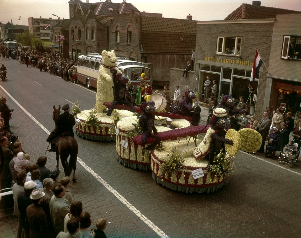 Flower festival in Sassenheim, Bestanddeelnr 254-7664