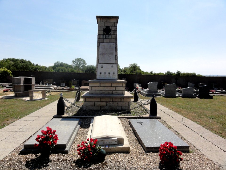 Foameix-Ornel (Meuse) Monument aux morts et carré militaire au cimetière