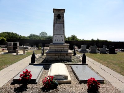 Foameix-Ornel (Meuse) Monument aux morts et carré militaire au cimetière