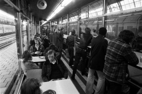 FNV aktiedag tegen looningreep mensen in wachtkamer op Centraal Station (Amster, Bestanddeelnr 930-7334