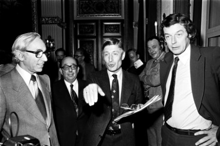 FNVCNV delegatie spreekt met kabinet in Den Haag v.l.n.r. Van de Klaauw (BZ),, Bestanddeelnr 929-6584