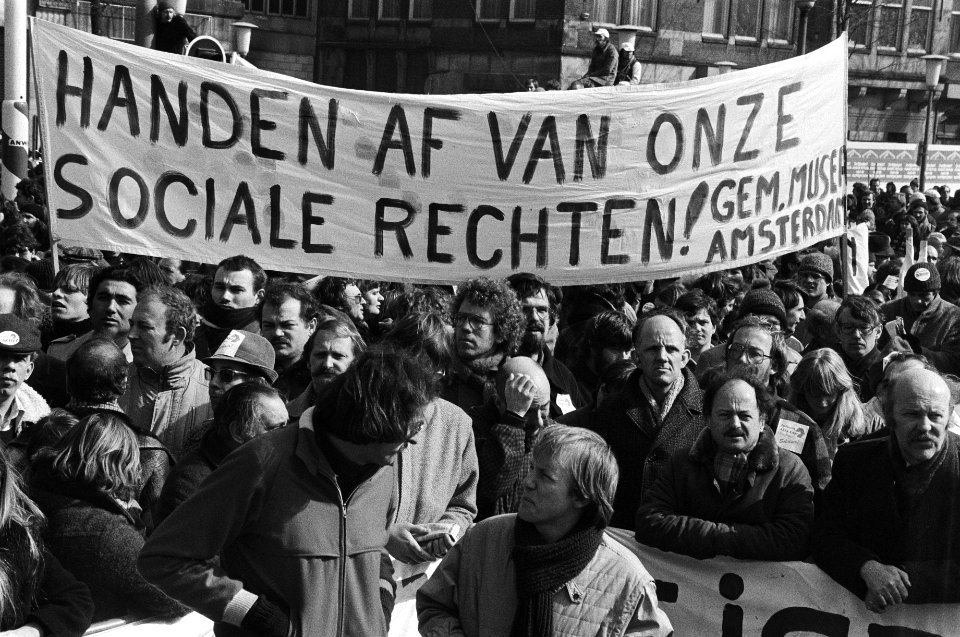 FNV manifestatie op de Dam, Amsterdam demonstranten onderweg, Bestanddeelnr 930-7343