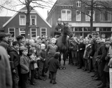 Folklore te Losser, kinderen vieren Sint Maartenfeest , Sint Maarten leidde kind, Bestanddeelnr 917-1158