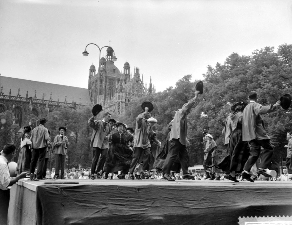 Folkloristisch dansfeest in Den Bosch , optreden van dansers uit Belgie, Bestanddeelnr 910-5791