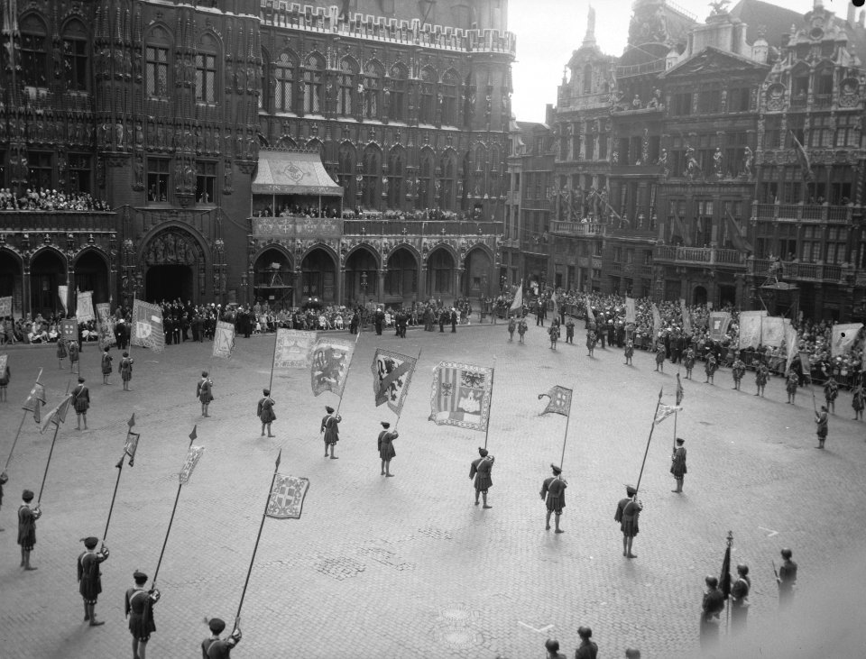 Folkloristische optocht op de Markt voor het stadhuis, Bestanddeelnr 911-2961