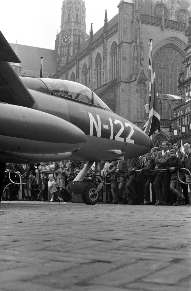 Fokkerherdenking in Haarlem Hunter op de Grote Markt, Bestanddeelnr 912-8827