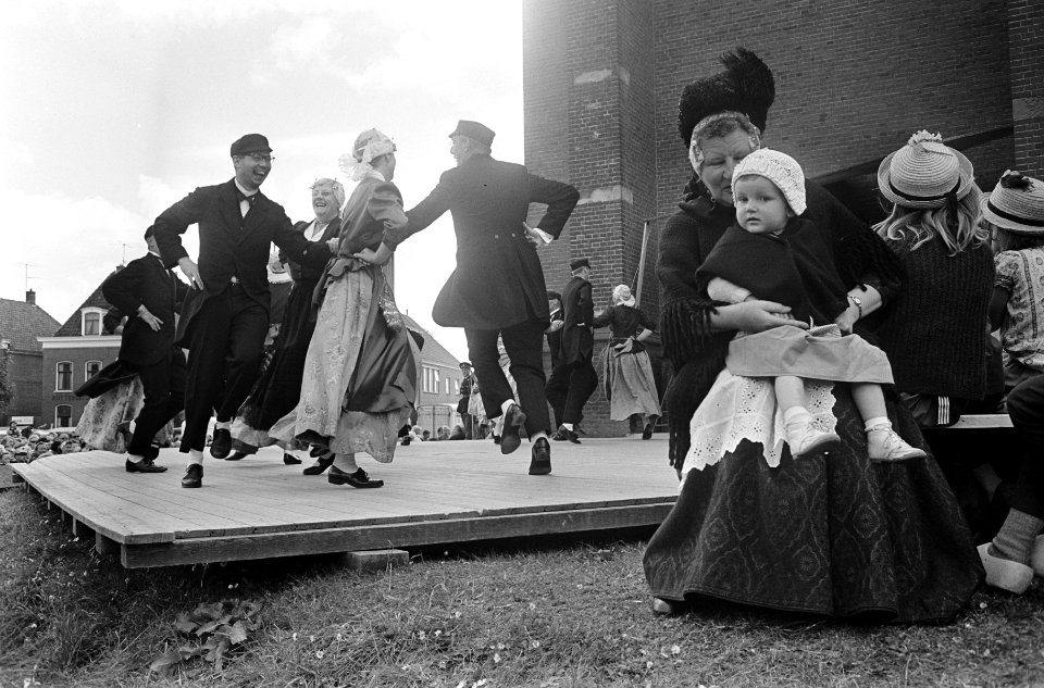 Folklore in Schagen, kinderen in klederdracht dansen, Bestanddeelnr 917-9263