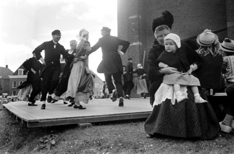 Folklore in Schagen, kinderen in klederdracht dansen, Bestanddeelnr 917-9263