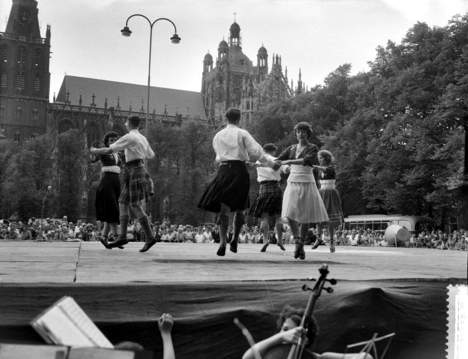 Folkloristisch dansfeest in Den Bosch , Schotten aan het dansen, Bestanddeelnr 910-5790