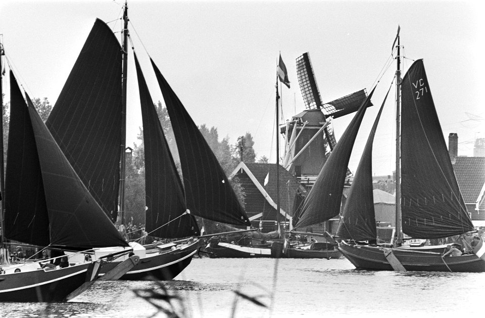 Folklore Zaanse Schans schepen varen bij de Zaanse Schans, Bestanddeelnr 929-3136