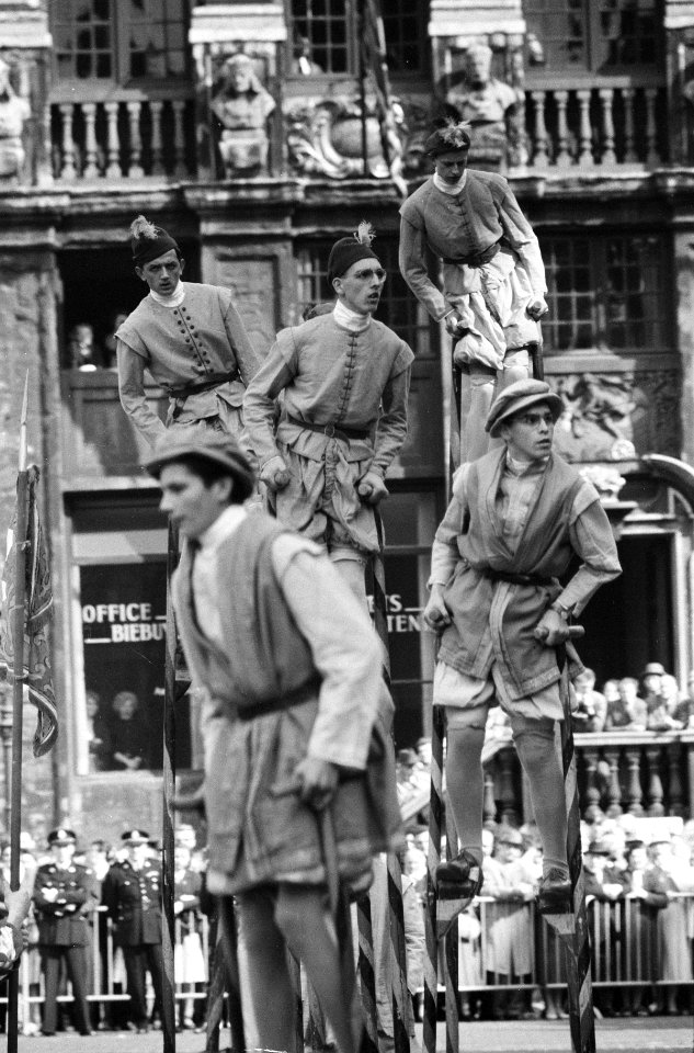 Folkloristische optocht op de Markt voor het stadhuis, Bestanddeelnr 911-2957
