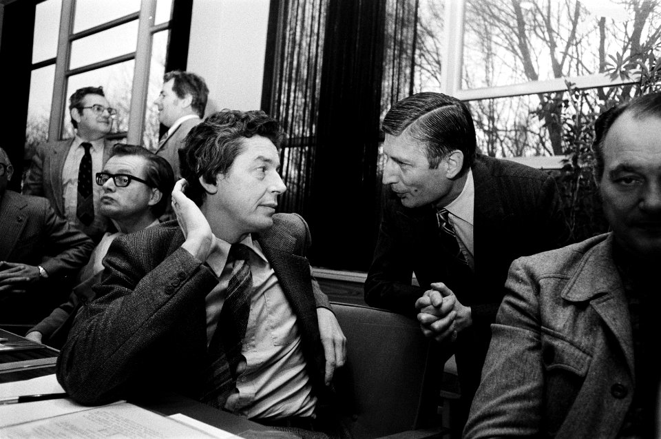 FNV voorzitter Kok in gesprek met premier Van Agt in het gebouw van de Sociaal E, Bestanddeelnr 930-5965