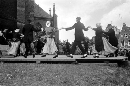 Folklore in Schagen, kinderen in klederdracht dansen, Bestanddeelnr 917-9262