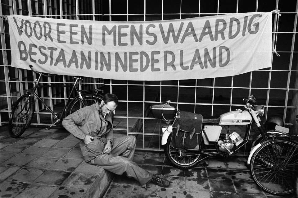 FNV-actie tegen kortingen op uitkeringen in Amsterdam deelnemers aan de manifest, Bestanddeelnr 933-1586