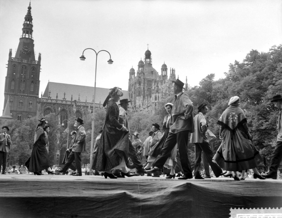 Folkloristisch dansfeest in Den Bosch , optreden van dansers uit Belgie, Bestanddeelnr 910-5792
