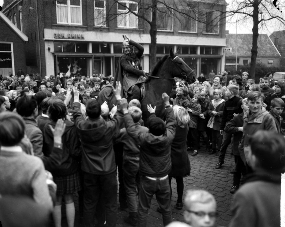 Folklore te Losser, kinderen vieren Sint Maartenfeest , Sint Maarten te paard, Bestanddeelnr 917-1152