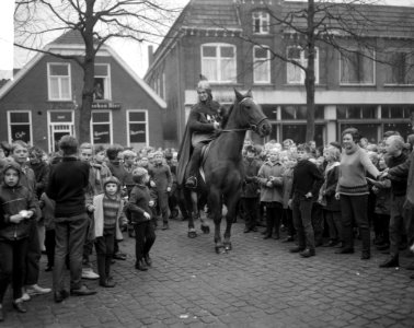 Folklore te Losser, kinderen vieren Sint Maartenfeest , Sint Maarten leidde kind, Bestanddeelnr 917-1154
