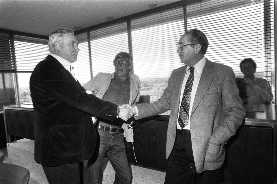 FNV-federatieraad Groeneveld (r) (Industriebond) begroet Scheur (ABVAKABO), Bestanddeelnr 932-2800