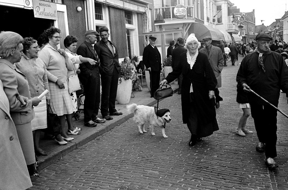 Folklore in Schagen, kinderen in klederdracht dansen, Bestanddeelnr 917-9260