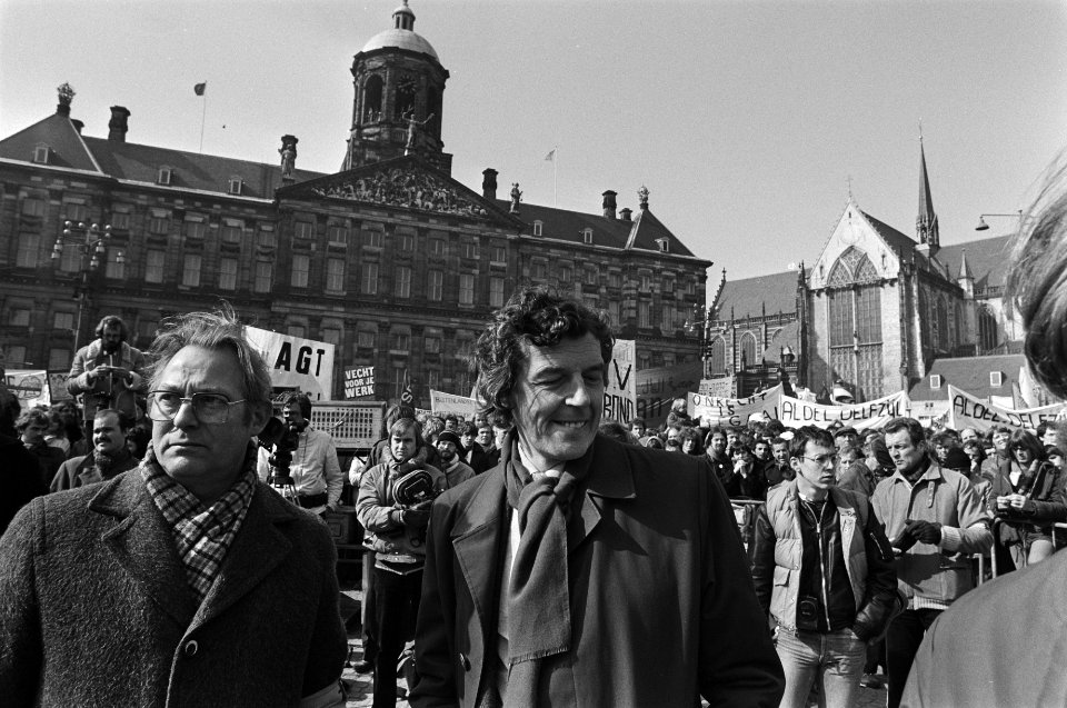 FNV manifestatie op de Dam, Amsterdam FNV voorzitter Wim Kok tussen de menigte, Bestanddeelnr 930-7346